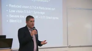 Krister Inde talar i ett rum